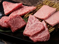品質重視で選び抜いたお肉より、今日味わうべき逸品をオススメで提供する『焼肉盛り合わせ』。日によって顔ぶれはさまざまなため、来店時はぜひチェックいただきたい逸品です。
