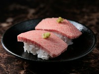 素材の鮮度と品質にこだわっているからこそ提供できる握り。仕上げに炙ることで肉の旨みをグッと際立たせています。