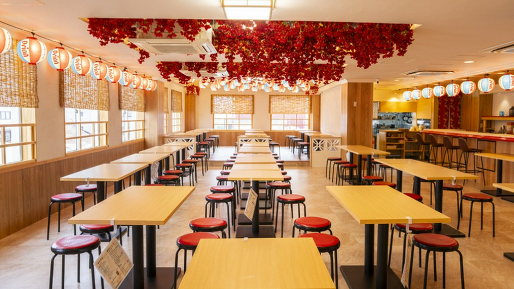 柔らかな照明に包まれた店内で、会話と食事を楽しめる