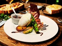 季節の野菜のグリル ポーチドエッグと生ハム添え