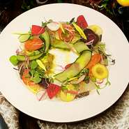 契約業者が厳選した鮮魚を毎日直送。色とりどりの野菜を添えて。 