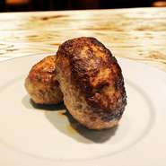 手間暇をかけて生産された高品質且つ高級ブランド豚である鹿児島県産の「南州黒豚」を贅沢に使用したワンランク上の豚肉100%ハンバーグ。