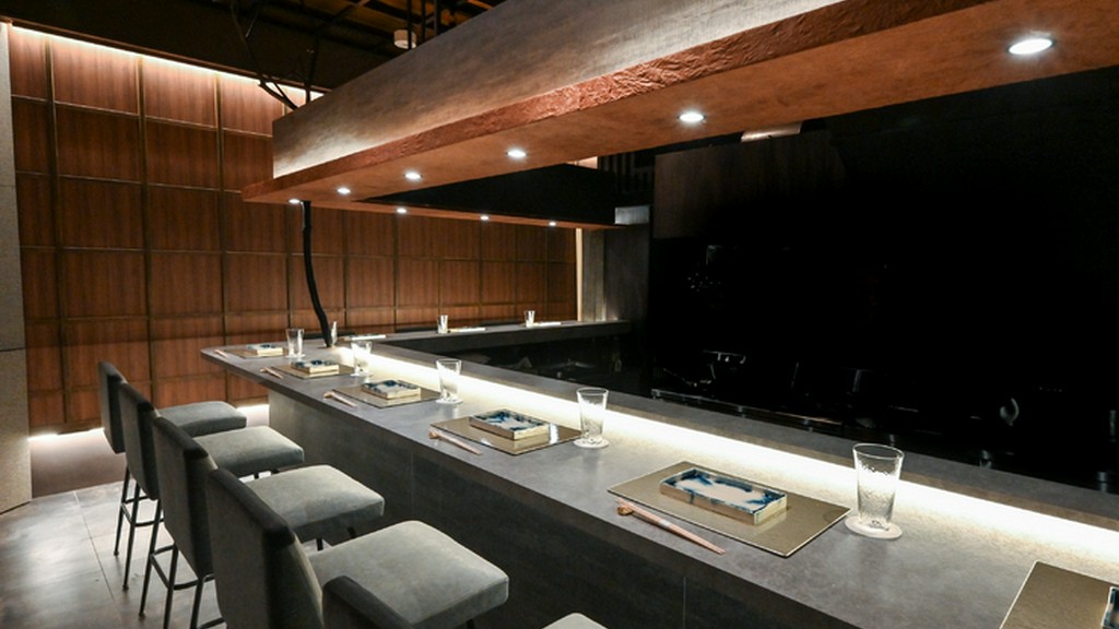 ひとりディナー、デート、少人数での食事など幅広いシーンに向く