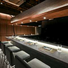 ひとりディナー、デート、少人数での食事など幅広いシーンに向く