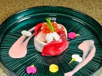 旬の最高峰の味を届けるため、和食をベースにしつつ、料理ジャンルを超えた一皿を披露。写真は、旬野菜と魚介を彩り豊かに組み合わせ、周囲に果実ソースを添えた前菜の一例。その日何が登場するかも大きな楽しみ!