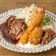 主菜と副菜をワンプレートにまとめた料理は、彩りの美しさと満足感を同時に楽しめます。手早く食事を済ませつつ、心地良く過ごせるのもうれしい。一人でも気軽に立ち寄れます。