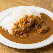 肉には、サーロインステーキの切り落としを使用。柔らかな身質がホロリとほどけ、滑らかなルーと一体となり口の中を満たしていきます。旨みと上質な脂でコク深く仕上げた一皿です。
※単品での提供はありません。