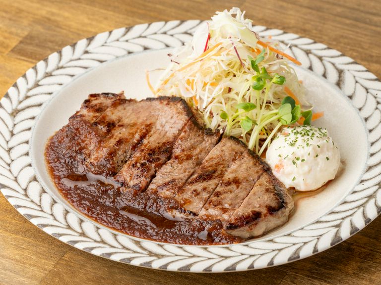 サーロインを贅沢に使用した『ビーフステーキ180gオリジナル』