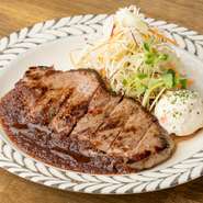 噛むほどに広がる肉本来の力強さを、ステーキにすることでダイレクトに感じられる逸品。シンプルな調理で素材の魅力を余すところなく引き出しています。じっくりとサーロインの個性を堪能。

