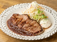 サーロインを贅沢に使用した『ビーフステーキ180gオリジナル』