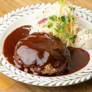 牛肉の深みのある味わいと豚肉のまろやかな甘みが絶妙に重なり、豊潤な風味が広がります。濃厚ながらも軽やかで、食べる手が止まらないおいしさ。ジューシーな余韻が続く逸品です。