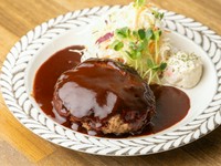 合い挽き肉と独自のつなぎで仕上げられた『手づくりハンバーグ260g』