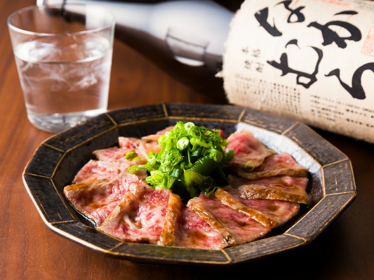 肩ひじ張らせぬ粋な空間は、気取らない大人のデートにも活躍