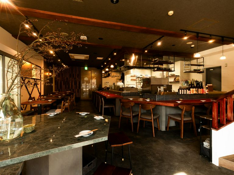 和モダンな店内には、落ち着きと程よい賑わいが共存