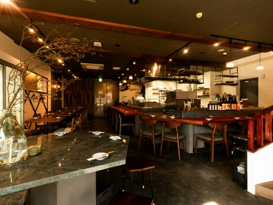 和モダンな店内には、落ち着きと程よい賑わいが共存