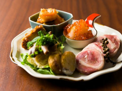 多彩な味わい、少しずつ『前菜五種盛り合わせ』