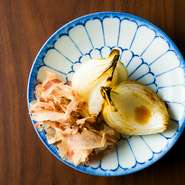 肉・魚・野菜など、炭火で香ばしく焼き上げた“炭焼”。なかでも、旬を迎えたフレッシュな野菜を活かした『旬野菜の炭焼』はぜひ食していただきたい逸品。シンプルな調理で素材が持つ自然な甘みを引き出しています。