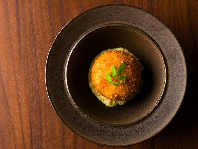 新玉ねぎソースで旨み引き立つ『カニクリームコロッケ』