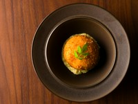 新玉ねぎソースで旨み引き立つ『カニクリームコロッケ』