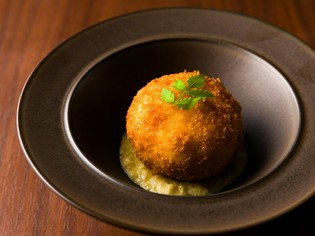 新玉ねぎソースで旨み引き立つ『カニクリームコロッケ』