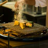 メニューには季節ごとの食材を取り入れ、イチから丁寧に手作り。旬の素材が持つ旨味や香りを活かしながら、気軽に楽しめる創作和食として纏め上げています。