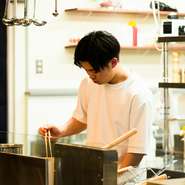 気軽に会話を交わしながら、お食事を楽しんでいただけるように。お客様がリラックスして食事や会話に没頭いただけるような、距離感も大切にしています。