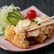 カウンターに腰かけ、料理とお酒をゆっくり楽しむ時間が流れていきます。食事だけの日も、軽く一杯の日も、自分のペースで問題ありません。生活の中で親しまれるお店です。