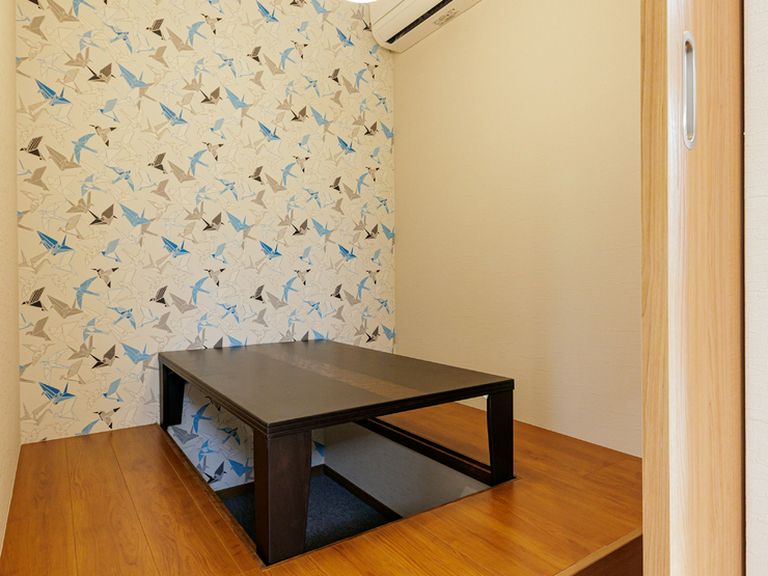 少人数の食事会や語らいの場にしっくり馴染む個室を完備