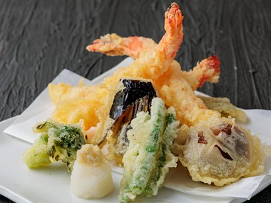 季節の野菜とエビを、ボリュームたっぷりに盛り込んだ『天ぷら盛り合わせ』