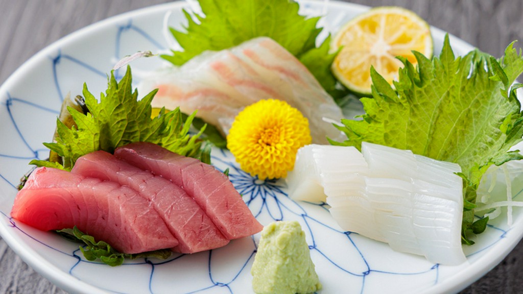 その日仕入れた魚を丁寧にさばき、彩り良く盛り込んだ『刺身盛り合わせ』