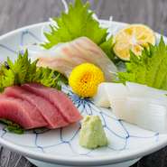 マグロ、白身、イカなど、それぞれの食感や香りが引き立つよう細やかに包丁を入れています。大葉やわさび、柑橘が味わいに輪郭を添え、一切れごとに素材のみずみずしさが感じられる一皿。
三種1,430円／四種1,870円