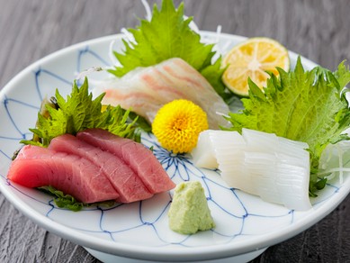 その日仕入れた魚を丁寧にさばき、彩り良く盛り込んだ『刺身盛り合わせ』
