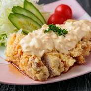 阿波尾鶏のしっかりとした肉の質感に、甘いタレのコクが重なり、そこへタルタルソースのまろやかさが優しく寄り添います。三つの味わいが互いを引き立て合う、絶妙なバランスです。