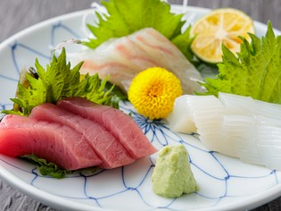 海の恵みに恵まれた土地ならではの魚を取り入れ、素材にこだわる