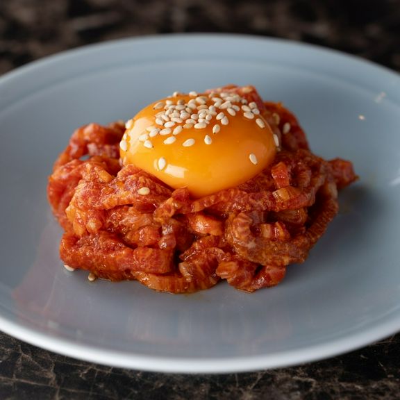 黒毛和牛の霜降り生ユッケ