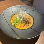 黒毛和牛の霜降り生ユッケ