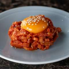 黒毛和牛の霜降り生ユッケ