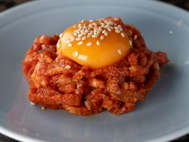 黒毛和牛の霜降り生ユッケ