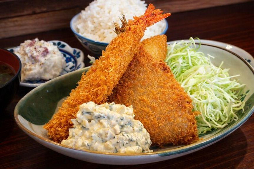 アジフライ、鶏唐揚げ、揚げたこ焼き、お酒が進む『えにしの揚げ物』