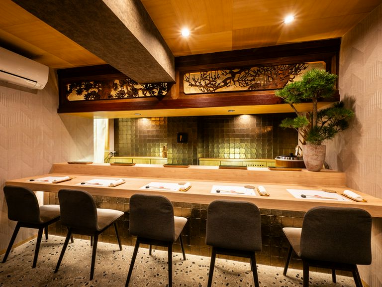 古き良き銀座の面影が残る泰明通りで、至福の食体験に憩える