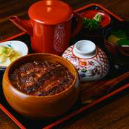 一般的な鰻よりもさらに大きい特大サイズの青うなぎを用意。腹開きで丁寧に捌いた鰻を、炭火を用いて地焼きに。高火力で骨まで一気に焼き切ることで、外は香ばしく、中はふわっとやわらかな食感に仕上げています。