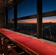 大きなガラス窓に面したカウンター席は、東京の街並みを一望しつつ鰻を味わえる大胆なレイアウト。ディナータイムには夜景を眺めつつ鰻を味わう、一味違う贅沢を与えてくれます。