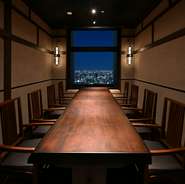 店内には通常のテーブル席に加えて個室も完備。大きな窓付きのため、個室でありながらも開放感を与えてくれます。落ち着いた空間作りで、プライベートな場面にも対応してくれます。