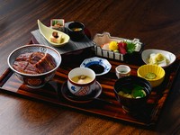 ・上うなぎ丼（うざく・蛤の吸い物・漬け物）
・季節の前菜三種盛
・刺身三種盛・茶碗蒸し