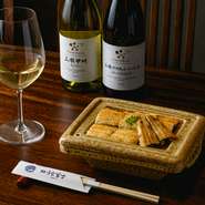 当日の仕入れから白焼に適した鰻を厳選、一匹ずつ丁寧に下処理を【施し】、焼き上げた鰻は、脂・塩が極上の旨みを織りなします。わさび醤油との相性も良し。蒲焼と共に、プラス一皿で味わっていただきたい逸品です。