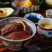 一般的な鰻に対して3割以上大きい、青うなぎのみを使用。流通する鰻全体わずか2割ほどの希少かつ本当に旨い鰻を仕入れています。身の厚さ、脂の乗り、格別の旨みを楽しめる特大の鰻は、肝も大きく食べ応え抜群です。