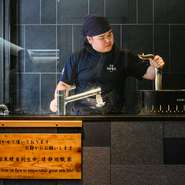 「初めて【うな富士】の鰻を食べた時の感動は今でも覚えています」と料理人。当時の自身が味わった感動をぜひお客様にも届けたいという一心で、日々精進を重ねています。