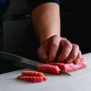 刺身のお魚なども常に新鮮なものを仕入れています。お酒も日本産のワインをはじめ、鰻をより奥深く味わうための一杯を各種厳選。鰻だけでなく、一つ一つの要素を大切にしています。