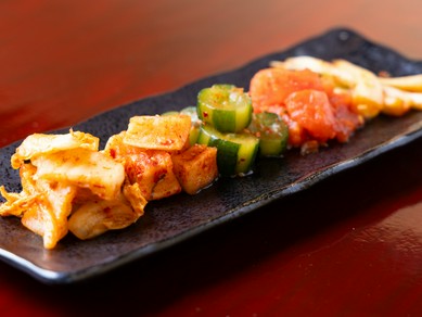 自家製キムチ五種を食べ比べ『キムチ盛り合わせ』