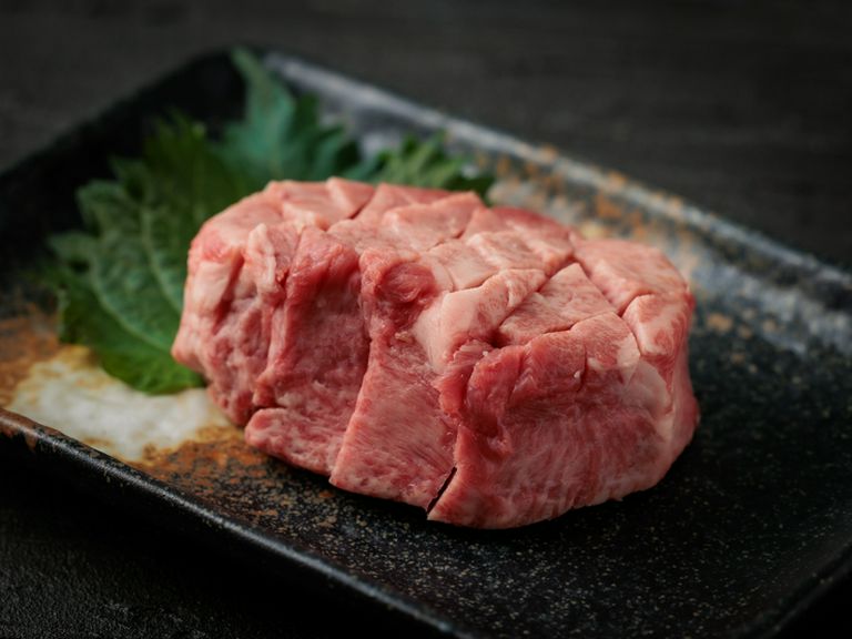 まさに「トロ」のような食感が魅力。厳選された和牛の迫力ある厚みがポイント『厚切りとろタン』